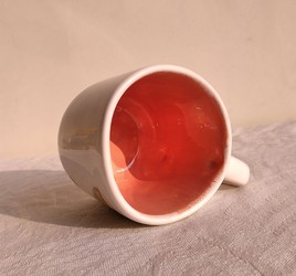 ماگ سرامیکی هنری با نقاشی زن کلاه‌دار