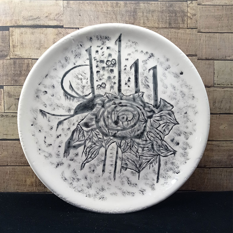 بشقاب سرامیکی دکوری طرح گل رز مشکی